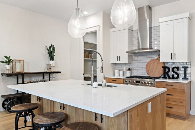 Building Photo - 2460 W Iron Coop St