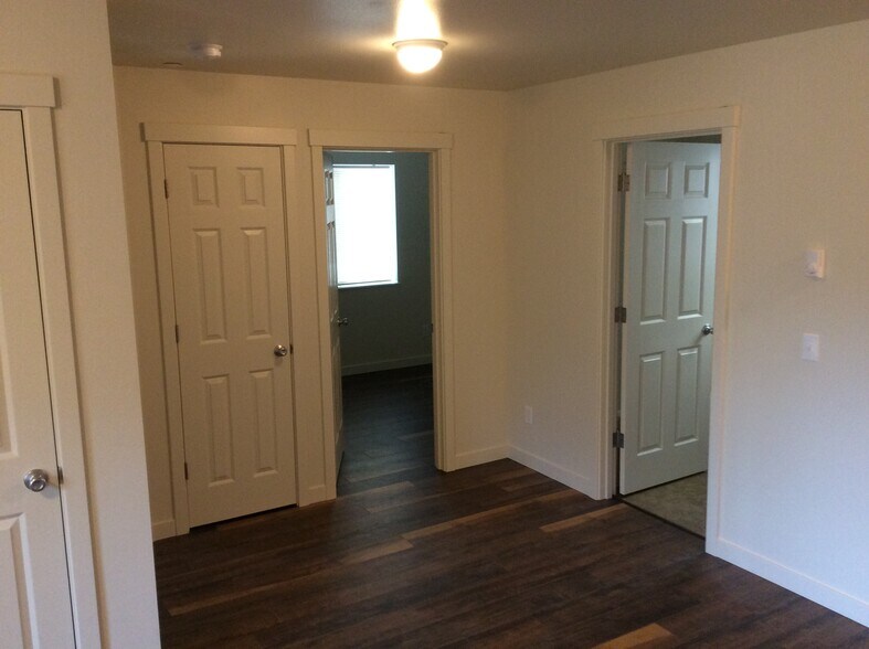 Building Photo - 909 W 4th Ave