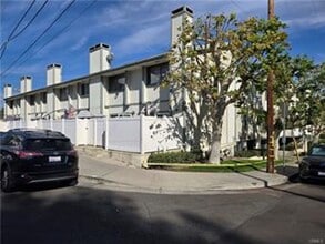 Building Photo - Calabasas 2+3 with bonus room located in a great community