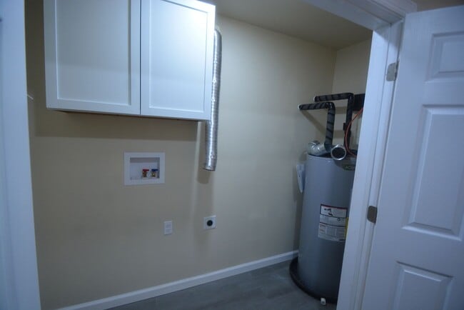 Building Photo - Updated and Charming 3 Bedroom 1.5 Bathroo...