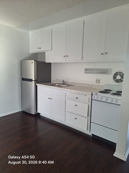 Building Photo - 609 De La Vina St