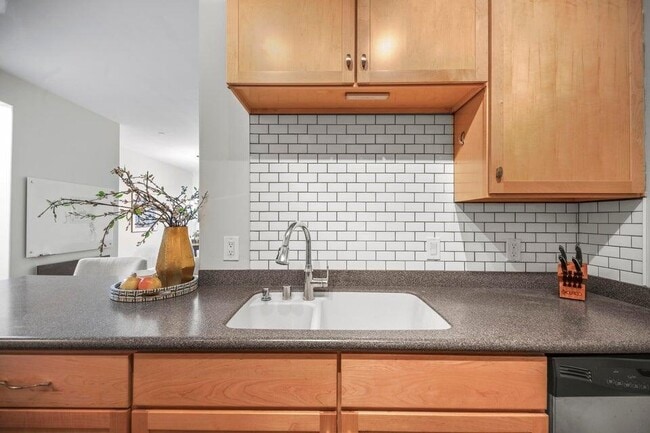 Building Photo - 1905 N Water St