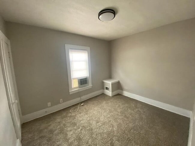 Building Photo - Large 2 Bedroom Duplex in prime location Weiland Park / Itailian Village / Campus