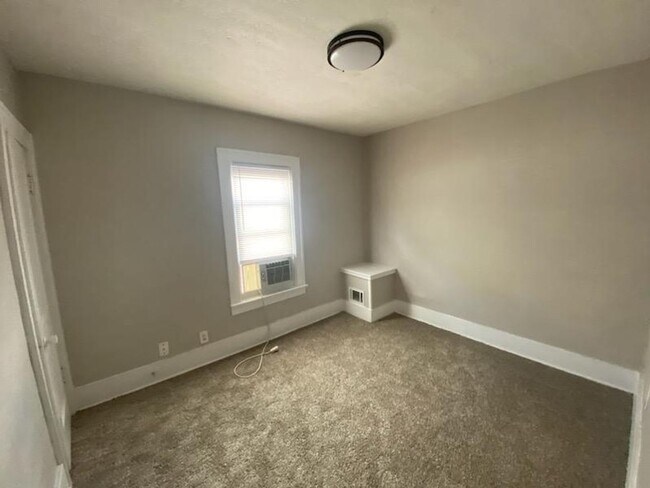 Building Photo - SPRING MOVE IN SPECIAL!!   Large 2 Bedroom Duplex in prime location Weiland Park / Itailian Villa...
