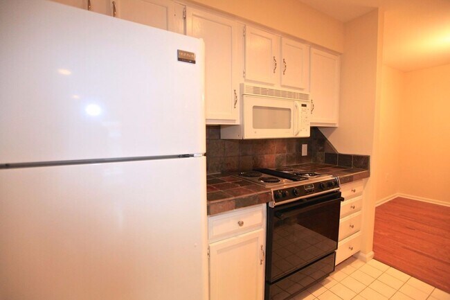 Building Photo - COMING SOON:2 bedroom townhome in Uptown Charlotte!