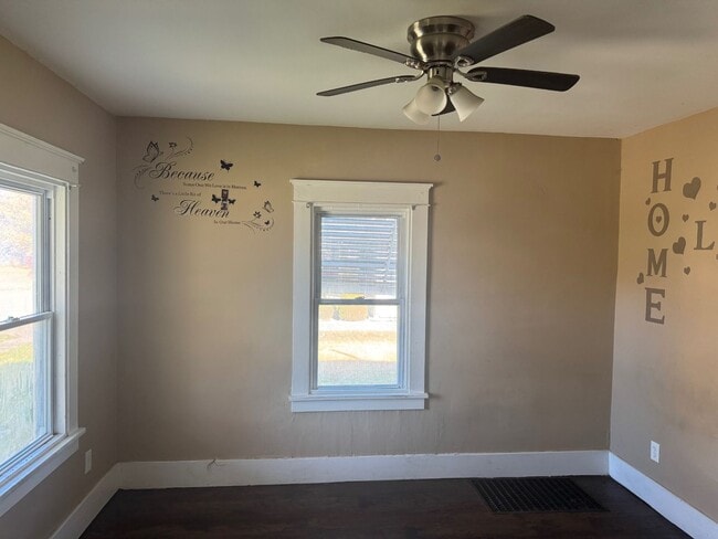 Building Photo - Charming 3-Bedroom Property in Prime Location