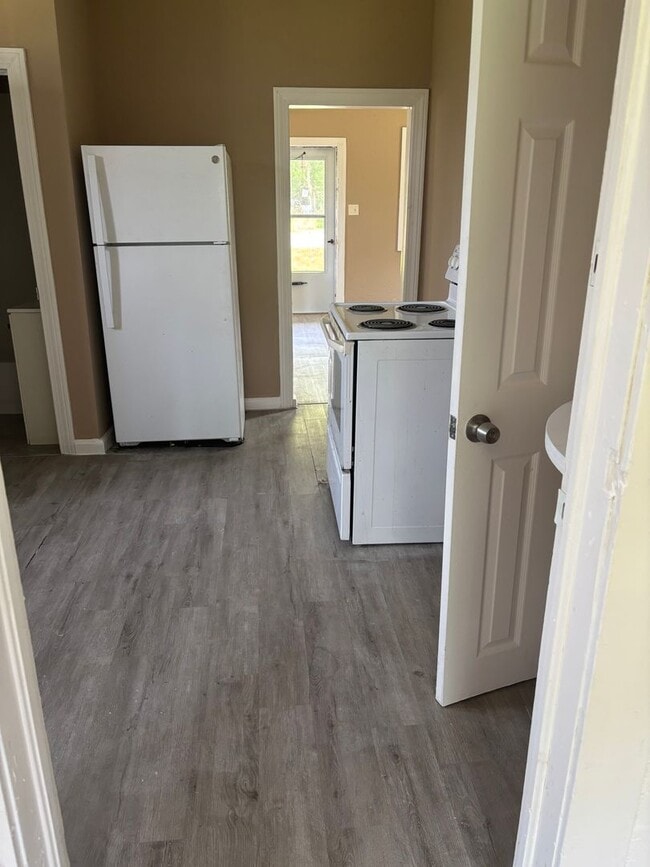 Building Photo - Section 8 welcome, 4bd 2 bath
