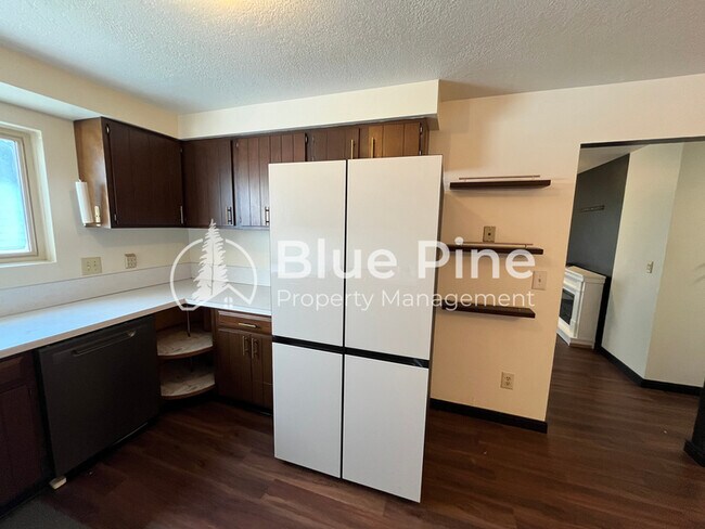 Building Photo - 1656 S Fairway Dr