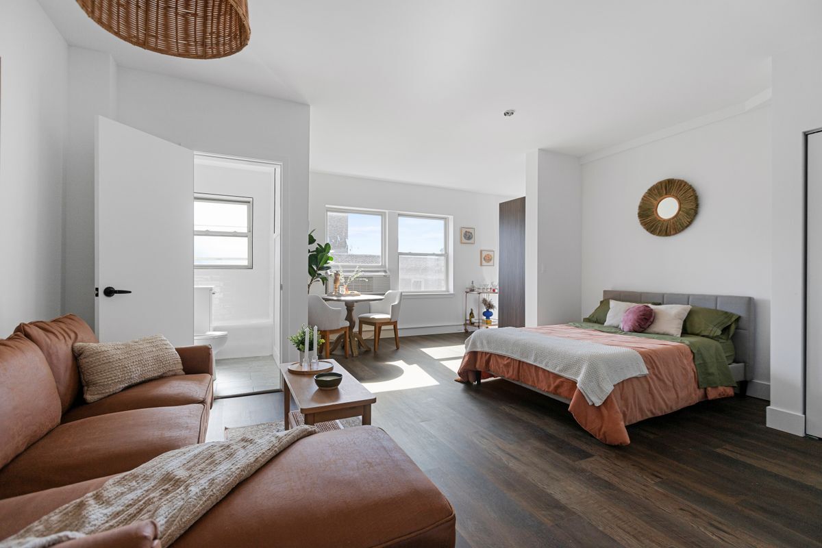 Building Photo - 1555 W Hollywood Ave