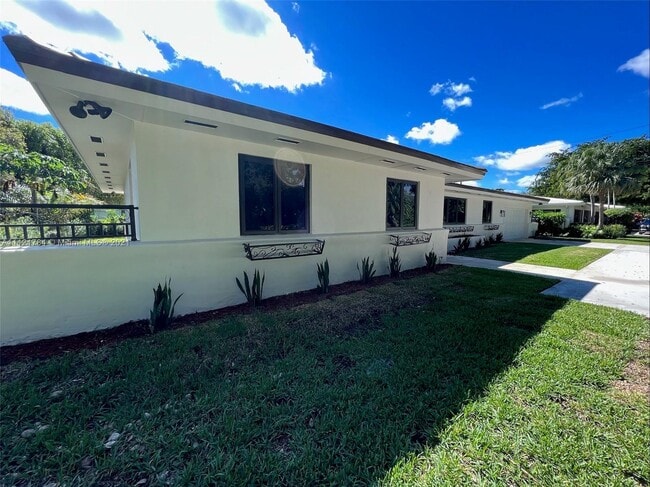 Building Photo - 1460 Campamento Ave