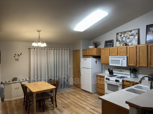 Building Photo - 1707 W Pleasant Ln