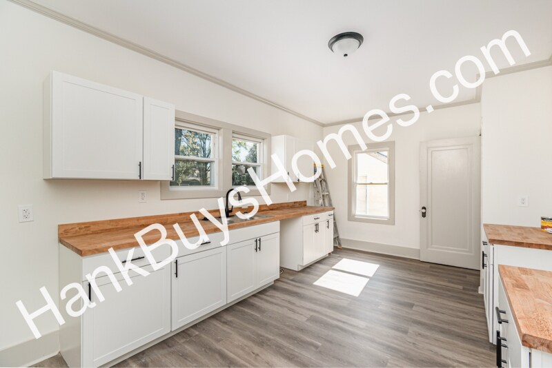 Building Photo - 115 Kansas St