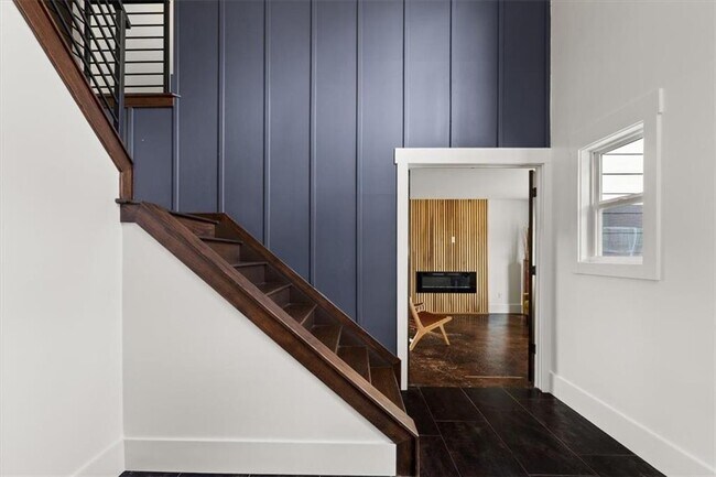 Building Photo - 425 Mikasa Dr