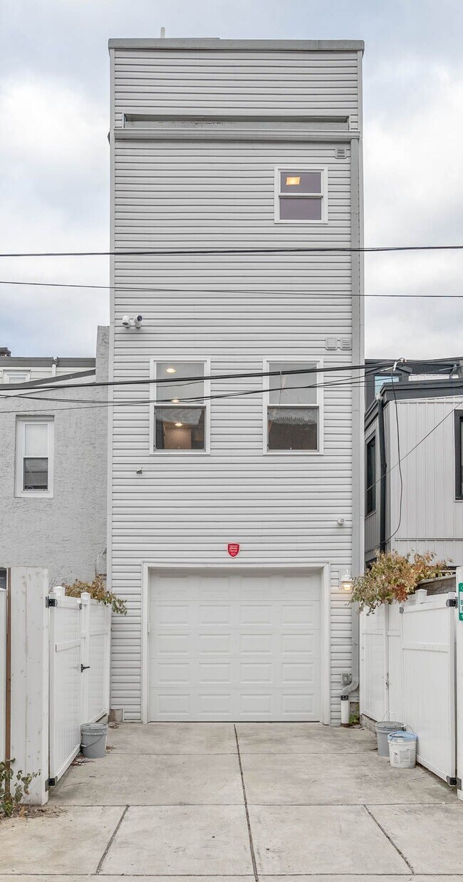 Building Photo - 1836 Ingersoll St