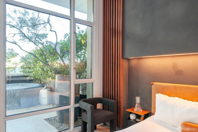 Building Photo - 1160 Mission St