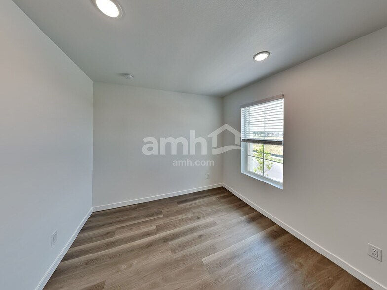 Building Photo - 304 N Addison Way