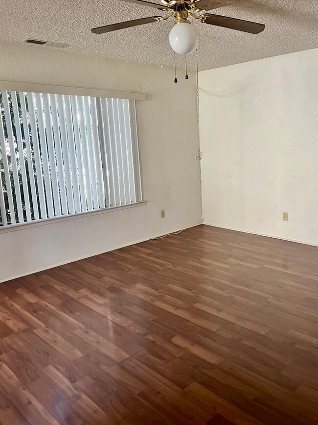 Building Photo - Upstairs 2 bedroom apartment near downtown...