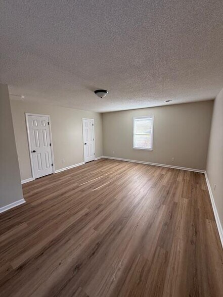 Building Photo - 850 Lakeview Dr