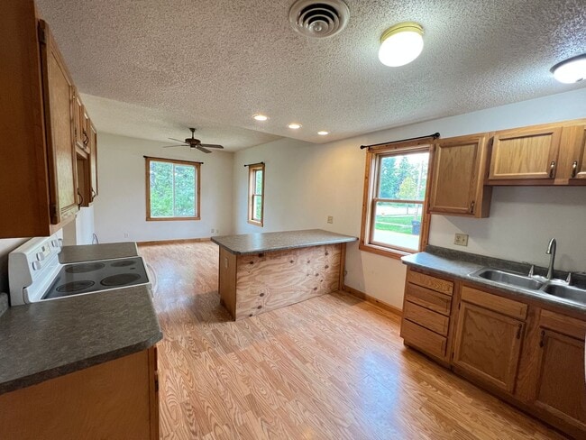 Building Photo - Spacious 3bd/2ba - AVAILABLE NOVEMBER!