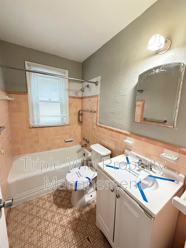 Building Photo - 2527 Switzer Ave