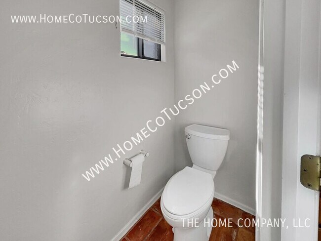 Building Photo - 6325 N Calle Del Halcon