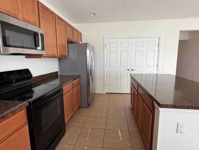 Building Photo - 5 bed 3 bath single family house for rent