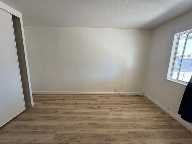 Building Photo - 2BR Mobile Unfurnished recent remodel/Refr...