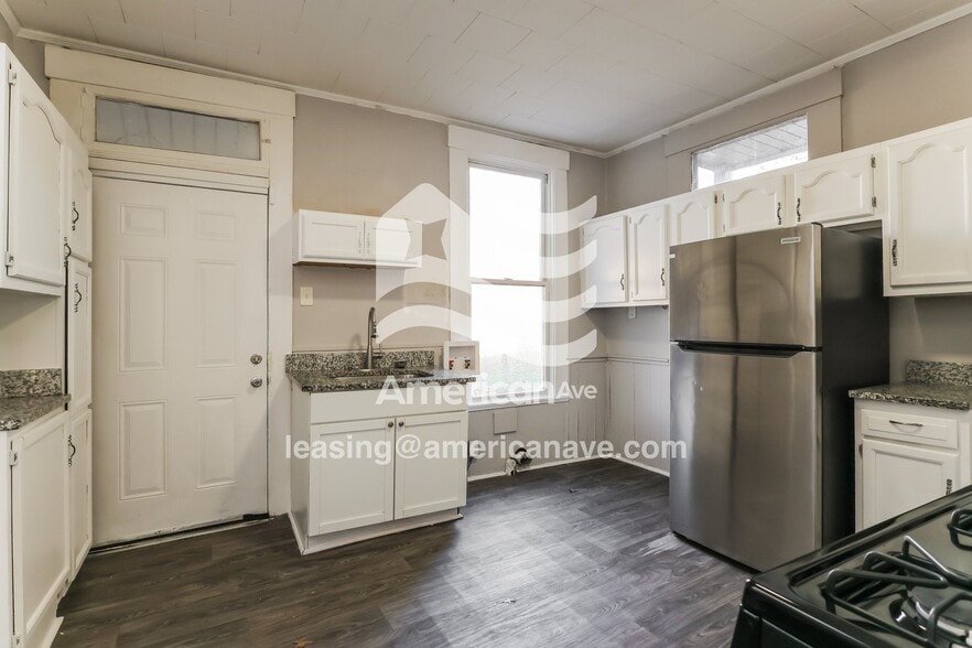 Building Photo - 2327 Duncan St