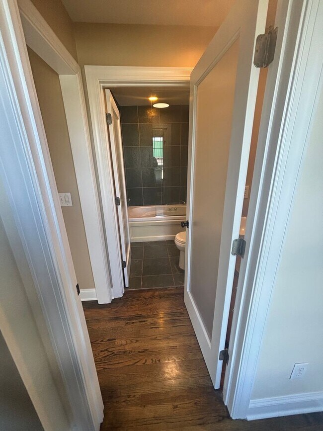 Building Photo - 2 Bedroom 2.5 Bathroom in The Charleston P...