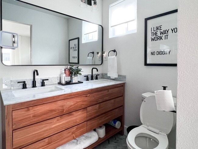 Building Photo - 3BR/2BA Remodeled Condo – 1 Block from the...