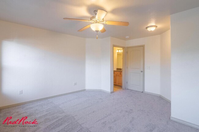 Building Photo - 3 Bedroom Townhome In Fossil Hills!
