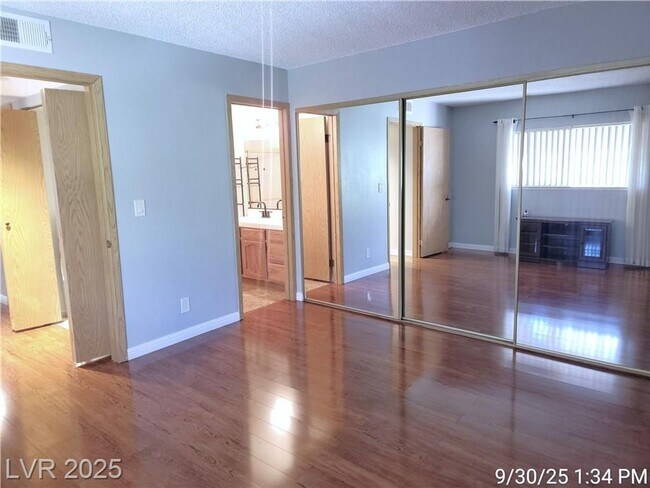 Building Photo - Inviting 2-Bedroom Condo with Pool, Spa & ...