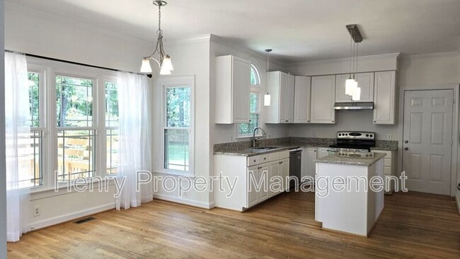 Building Photo - 206 W Hill Dr