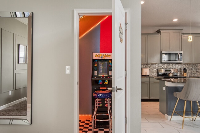 Building Photo - 4761 Kings Castle Cir