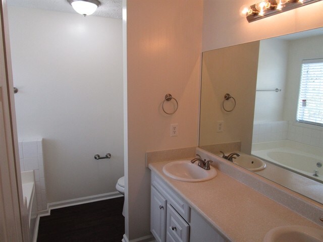 Building Photo - 2433 Green Hollow Ct