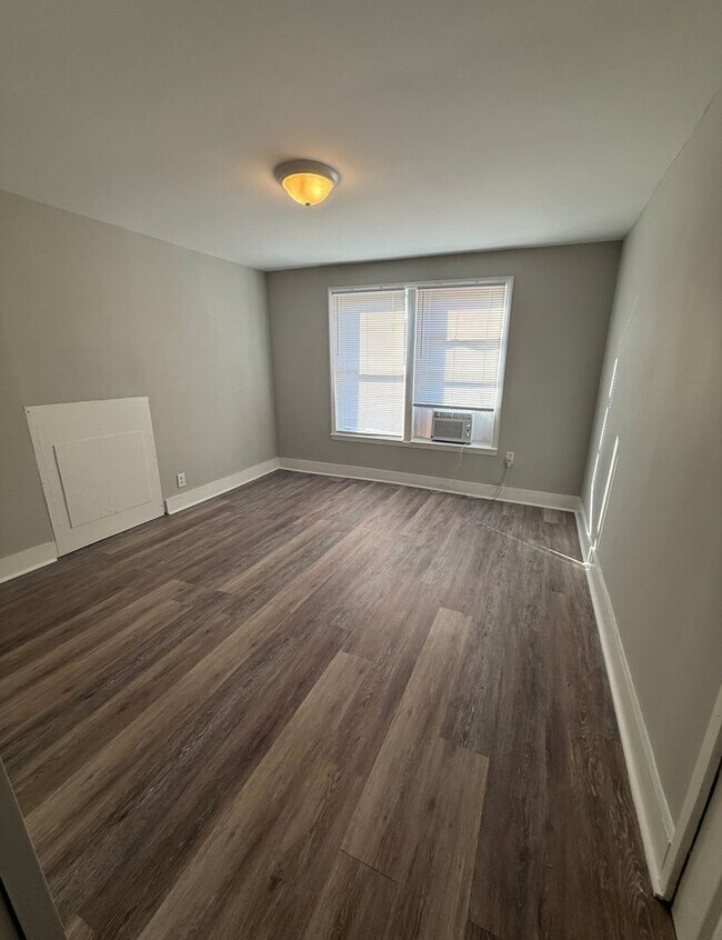 Building Photo - Close To Downtown & Vibrant Winston Attractions!!