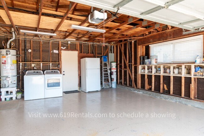Building Photo - Beautiful 3 Bedroom, 2 Bath Home with Spa,...
