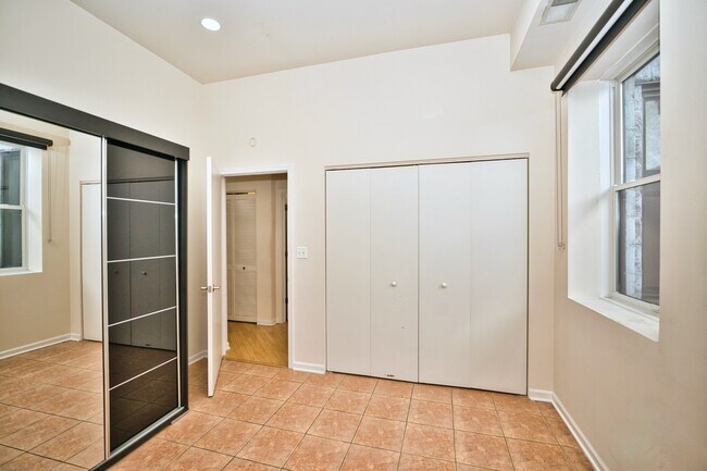 Building Photo - 2317 W Wolfram St