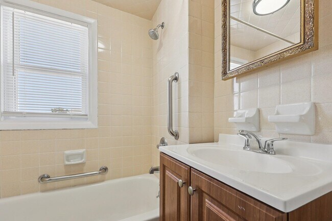 Building Photo - 153 Banta Ave