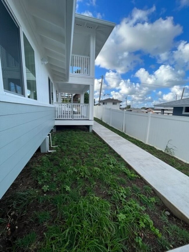 Building Photo - 3 bedrooms/ 2 baths on the ground level Du...