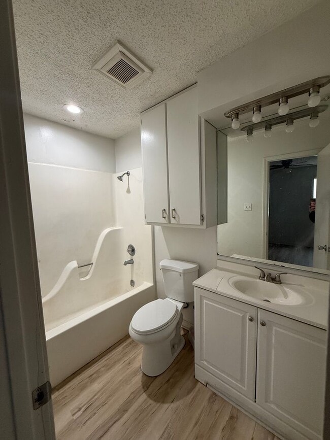 Building Photo - 1618 W Matthews Ave