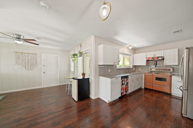 Building Photo - 5411 Meadow Creek Ln