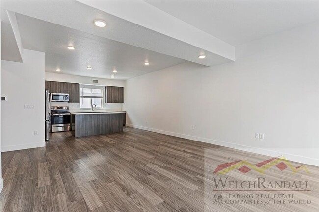 Building Photo - Beautiful 3 Bed 2.5 Bath Townhome in West ...