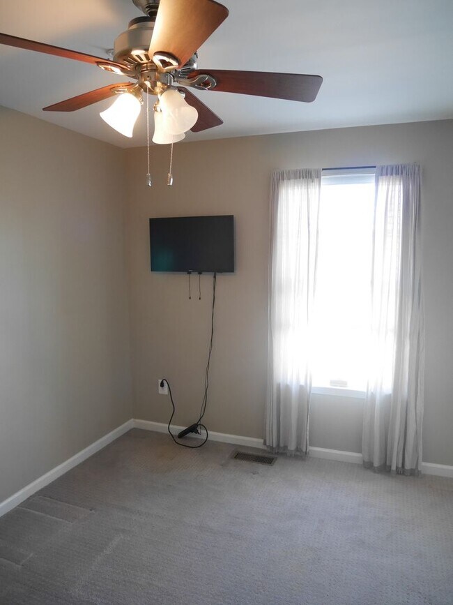 Building Photo - Modern 5-Bedroom Home in Easton – Offered Furnished or Unfurnished