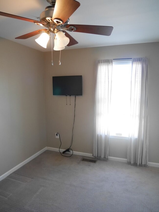 Building Photo - Stunning 5-Bedroom, 3.5-Bathroom Fully Furnished Home for Rent