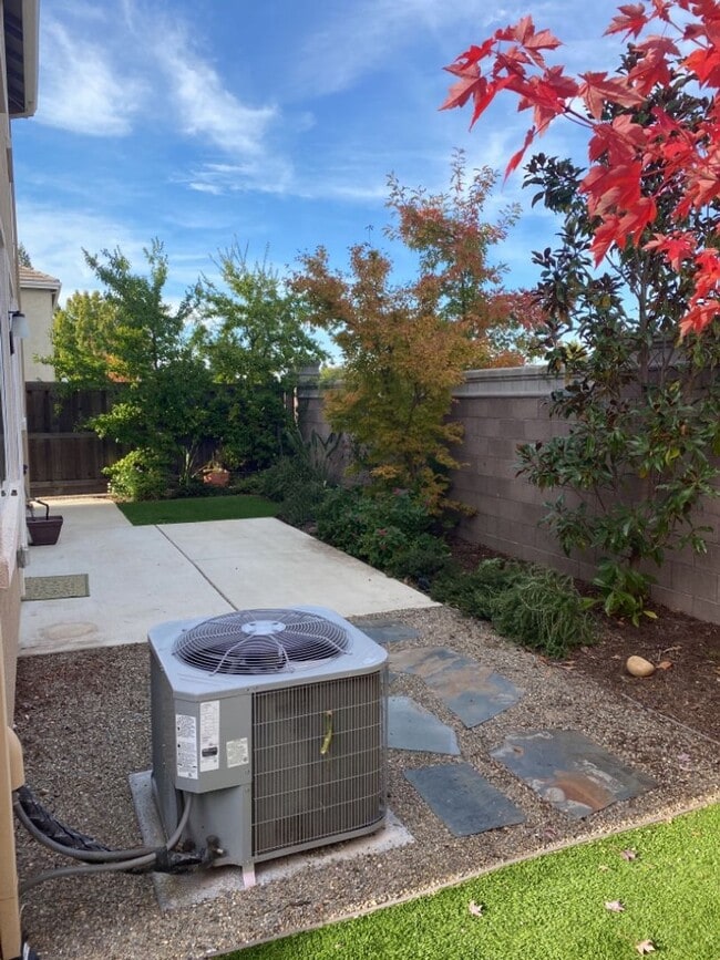 Building Photo - Gated community in Rocklin. Available afte...