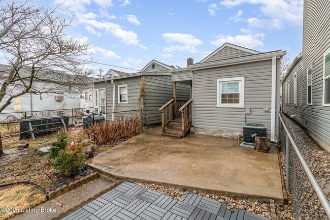 Building Photo - 1122 E Burnett Ave