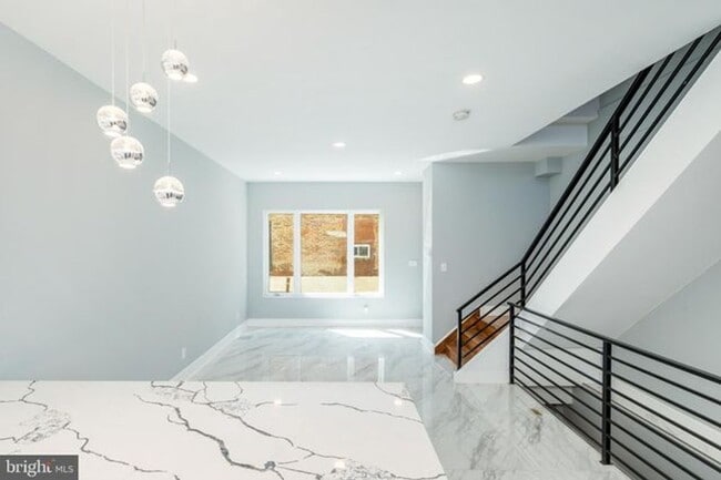 Building Photo - Breathtaking House for Rent wt Roof Deck