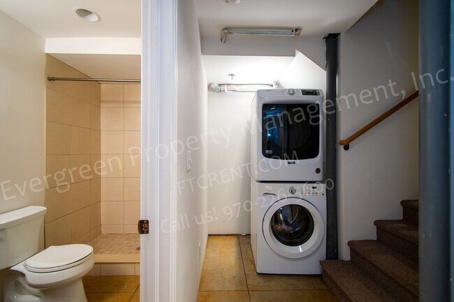 Building Photo - 318-320 W Myrtle