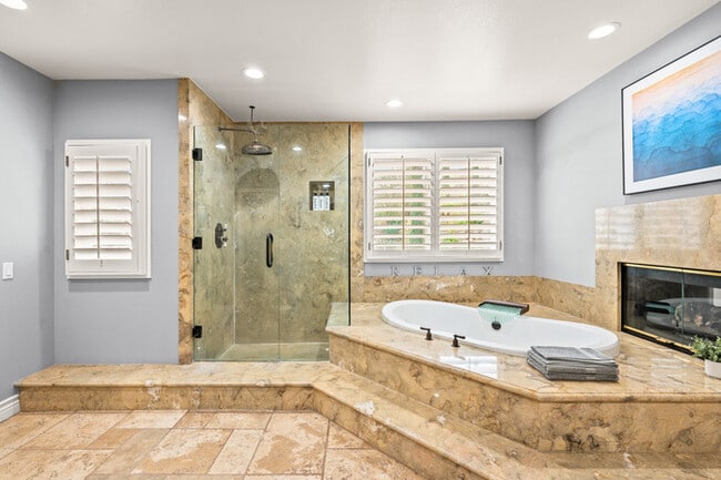 Building Photo - Elegant 5BR Furnished Estate with Pool & G...